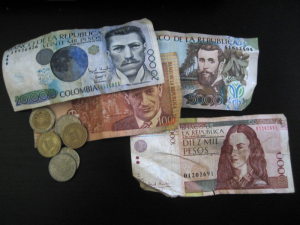 Monedas y billetes colombianos